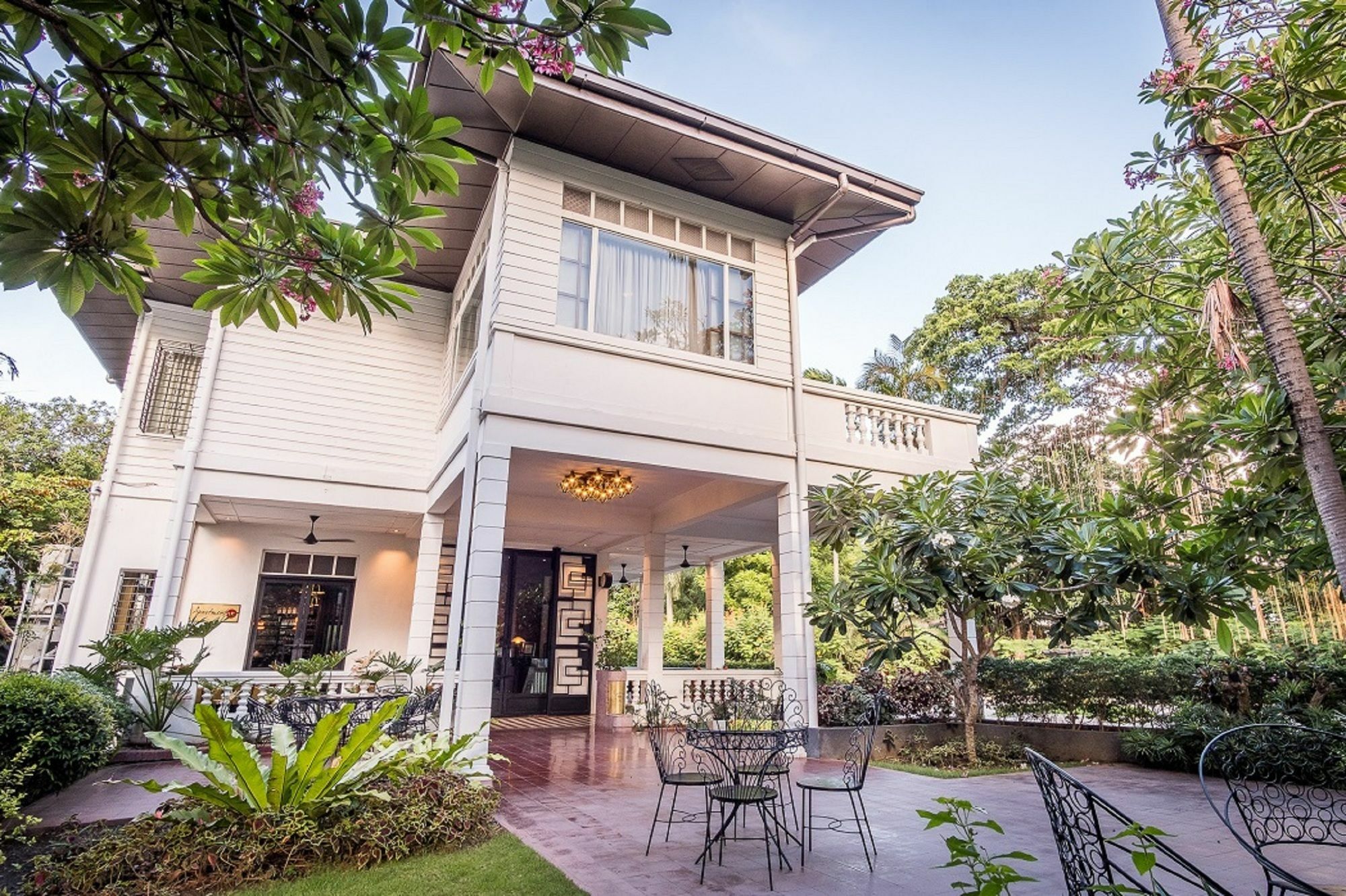 The Henry Hotel Manila Пасай Экстерьер фото